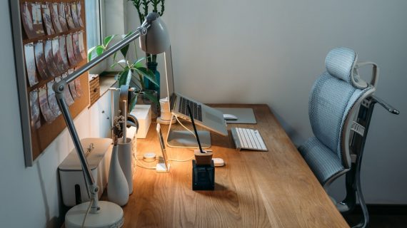 Keuntungan Memiliki Kursi dan Meja Kantor yang Ergonomis